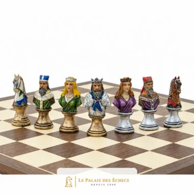 Pièces d'échecs médiévales disposées sur un échiquier en bois
