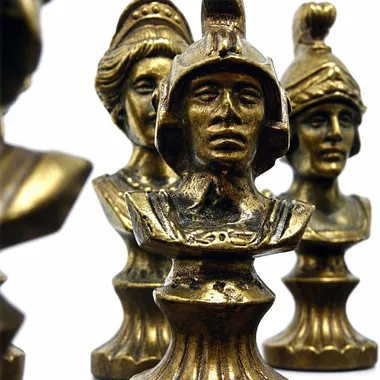 Pièces d'échecs en métal doré, bustes romains détaillés, gros plan