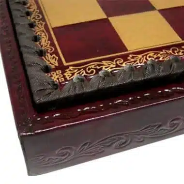 Détail du coin de l'échiquier montrant la couture et les motifs gravés sur le coffret