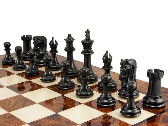 Ensemble Canterbury Echiquier en Racine de Noyer Laqué & Jeu d'Echecs en Bois d'Ebène – Image 2