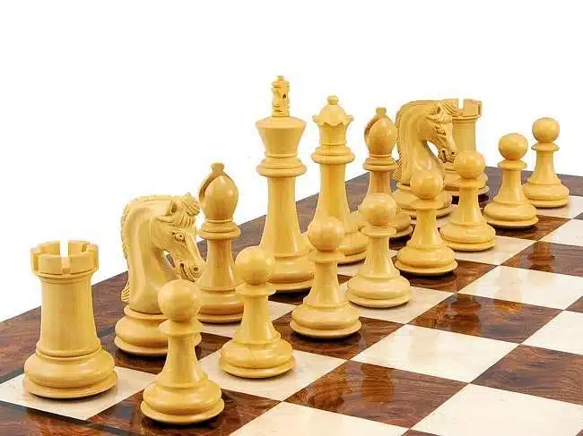 Ensemble Canterbury Echiquier en Racine de Noyer Laqué & Jeu d'Echecs en Bois d'Ebène – Image 3