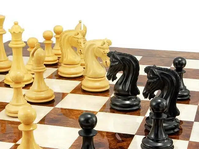 Ensemble Canterbury Echiquier en Racine de Noyer Laqué & Jeu d'Echecs en Bois d'Ebène – Image 4
