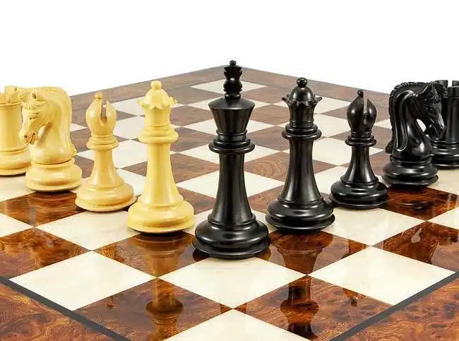 Ensemble Canterbury Echiquier en Racine de Noyer Laqué & Jeu d'Echecs en Bois d'Ebène – Image 5