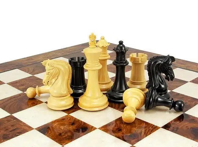 Ensemble Canterbury Echiquier en Racine de Noyer Laqué & Jeu d'Echecs en Bois d'Ebène – Image 6