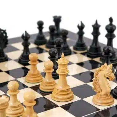 Jeu d'échecs Constantine en situation sur un échiquier noir et blanc