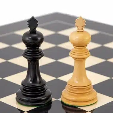 Rois noir et ivoire du jeu d'échecs Constantine debout sur l'échiquier