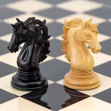 Cavaliers noir et ivoire du jeu d'échecs Constantine face à face sur l'échiquier