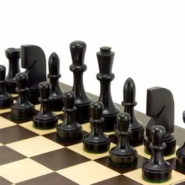 Pièces noires ébonisées disposées sur l'échiquier, vue en diagonale