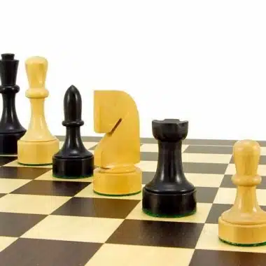 Roi, fou, cavalier, tour et pion disposés sur l'échiquier, vue oblique