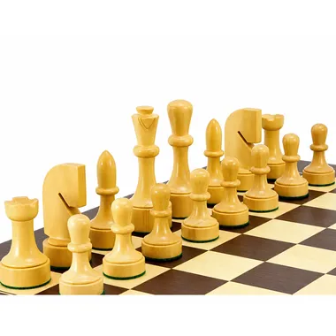 Pièces d'échecs en buis naturel claires vues de profil sur l'échiquier