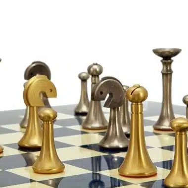 Cavaliers et pions dorés et argentés face à face sur l'échiquier bleu