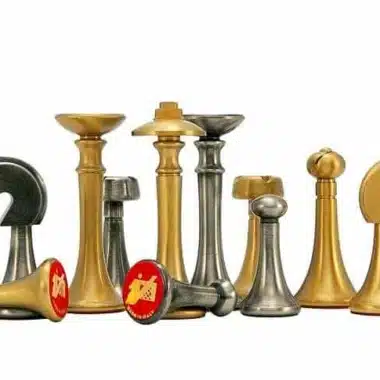Jeu complet des pièces en laiton doré et argenté avec base feutrée rouge