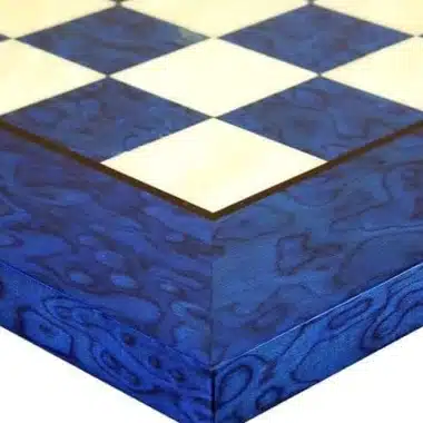 Échiquier en bois d'érable, détail du coin bleu et des cases claires