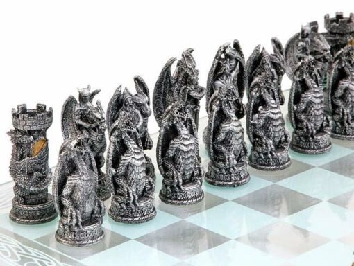 Ensemble "Dragons" Echiquier en Verre et Jeu d'Echecs en Résine Peint