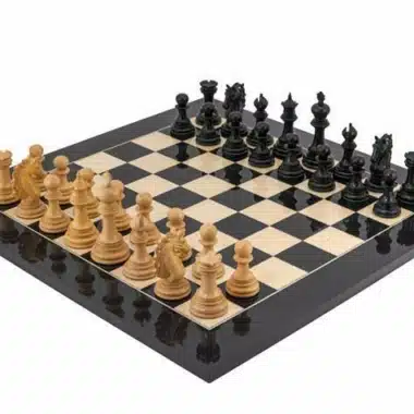 Ensemble "Constantine" Echiquier en Bois d'Erable Laqué et Jeu d'échecs en Bois d'Ebène massif