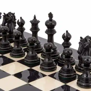 Ensemble "Constantine" Echiquier en Bois d'Erable Laqué et Jeu d'échecs en Bois d'Ebène massif