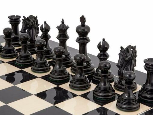 Ensemble "Constantine" Echiquier en Bois d'Erable Laqué et Jeu d'échecs en Bois d'Ebène massif