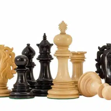Ensemble "Constantine" Echiquier en Bois d'Erable Laqué et Jeu d'échecs en Bois d'Ebène massif