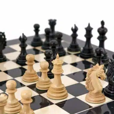 Ensemble "Constantine" Echiquier en Bois d'Erable Laqué et Jeu d'échecs en Bois d'Ebène massif
