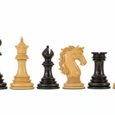 Ensemble "Constantine" Echiquier en Bois d'Erable Laqué et Jeu d'échecs en Bois d'Ebène massif