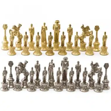 Jeu d'échecs en métal Napoléon complet, pièces dorées et argentées alignées