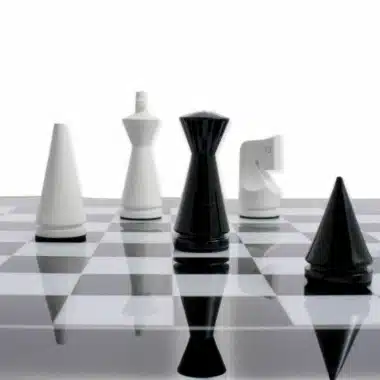 Alternative view of Ensemble Pyramide Moderne Noir Echiquier en Bois Massif Laqué Noir & Jeu d'Echecs en Bois Massif Laqué Noir et Blanc
