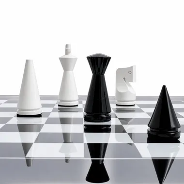 Pièces coniques design noires et blanches alignées sur l'échiquier laqué