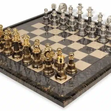 Ensemble Staunton Fantasy XL Echiquier en Bois d'Erable Vert & Jeu d'Echecs en Laiton et Bois Plaqué Or et Argent