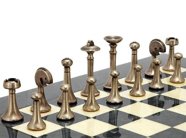 Ensemble Contemporain Gris Echiquier en Bois d'Erable & Jeu d'Echecs en Laiton Massif – Image 4