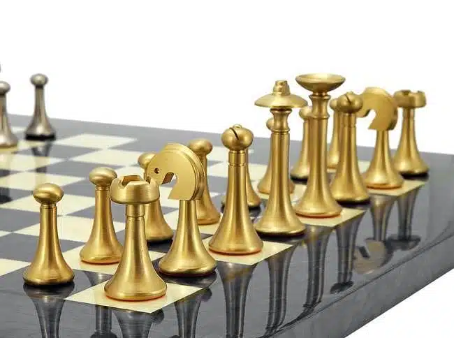 Ensemble Contemporain Gris Echiquier en Bois d'Erable & Jeu d'Echecs en Laiton Massif – Image 3