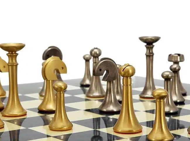 Ensemble Contemporain Gris Echiquier en Bois d'Erable & Jeu d'Echecs en Laiton Massif – Image 5