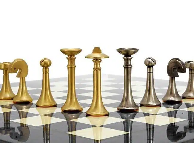Ensemble Contemporain Gris Echiquier en Bois d'Erable & Jeu d'Echecs en Laiton Massif – Image 6