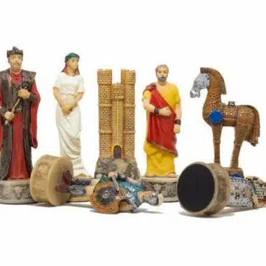 Pièces d'échecs Guerre de Troie avec bases en feutrine visibles