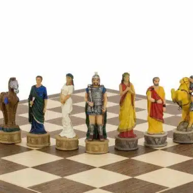 Pièces du jeu d'échecs La Guerre de Troie disposées sur un échiquier en bois