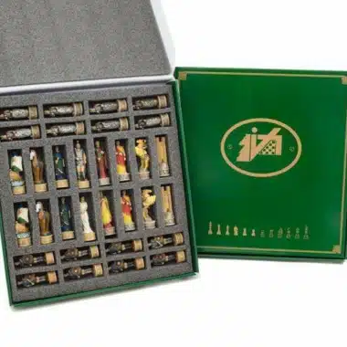 Coffret de rangement vert ouvert présentant les pièces du jeu d'échecs La Guerre de Troie