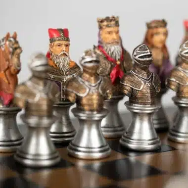Alternative view of Ensemble Buste Médieval II Echiquier Noir et Doré en Similicuir et Jeu d'Echecs en Résine Peint à la Main
