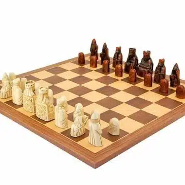 Ensemble "Ile de Lewis " Echiquier en Bois de Noyer et d'Erable & Jeu d'Echecs en Résine