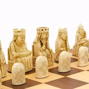 Ensemble "Ile de Lewis " Echiquier en Bois de Noyer et d'Erable & Jeu d'Echecs en Résine