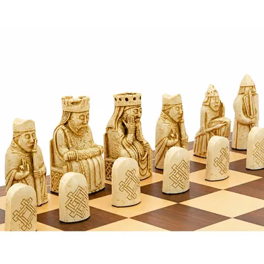 Pièces d'échecs Ile de Lewis blanches en résine, détail des visages sculptés