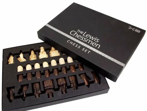 Ensemble "Ile de Lewis " Echiquier en Bois de Noyer et d'Erable & Jeu d'Echecs en Résine