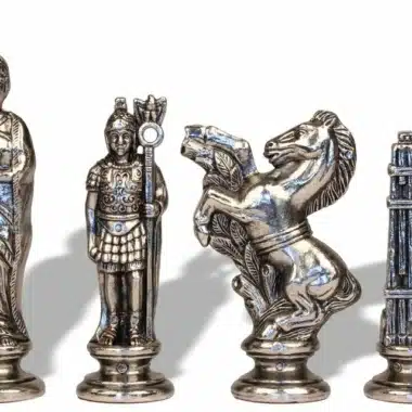 Pièces d'échecs César II en métal argenté, détail des figures romaines