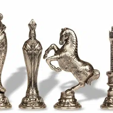 Détail des pièces argentées du jeu d'échecs Renaissance Florentin en métal