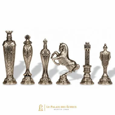 Détail des pièces argentées du jeu d'échecs Renaissance Florentin en métal