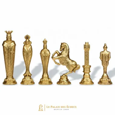 Détail des pièces dorées du jeu d'échecs Renaissance Florentin en métal