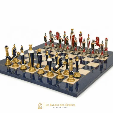 Pièces d'échecs Renaissance peintes à la main alignées sur l'échiquier bleu