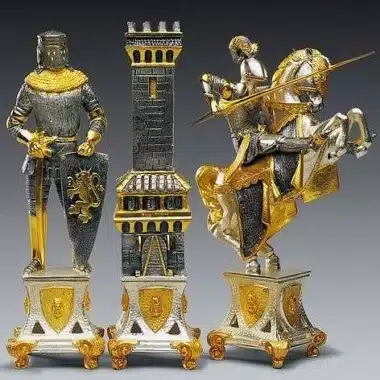 Détail des figurines médiévales : chevalier à pied, tour et cavalier à cheval dorés
