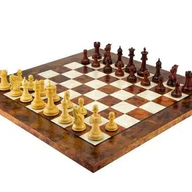 Ensemble Madrid II Echiquier en Bois d'Orme et de Bruyère Laqué & Jeu d'Echecs en Bois de Santal Rouge