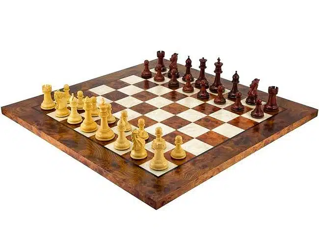 Ensemble Madrid II avec échiquier en orme et bruyère laqué, pièces en bois rouge
