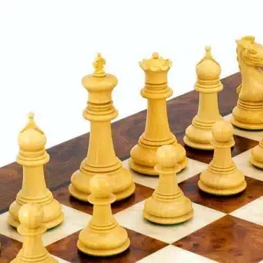 Alternative view of Ensemble Madrid II Echiquier en Bois d'Orme et de Bruyère Laqué & Jeu d'Echecs en Bois de Santal Rouge
