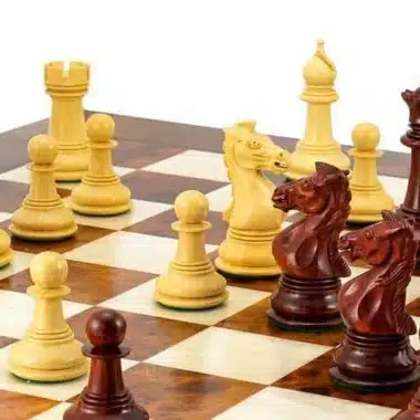 Cavaliers sculptés face à face entre les pièces claires et rouges